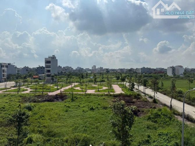 ĐẠI AN - PHÙ KHÊ - TỪ SƠN ( SÁT ĐÔNG ANH,GOM TỨ LIÊN    S: 80M2 VỈA HÈ , SẴN DÒNG TIỀN