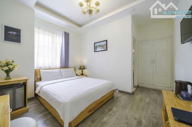 Cần bán khách sạn mặt tiền  trung tâm tp Đà Lạt.  - Diện tích: 179,77m². Ngang 9m; dài19.6