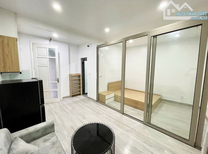 Bán tòa nhà CCMN Cầu Giấy thông Nguyễn Khang, thang máy, ô tô đỗ cửa