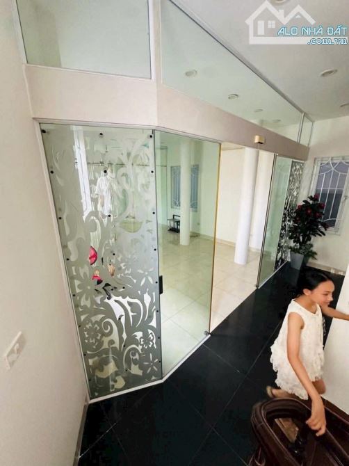 Căn góc 7 tầng thang máy 45m2, nhà dân xây, 20m ra Nguyễn Khang, oto vào nhà. Giá 18.2 tỷ - 10