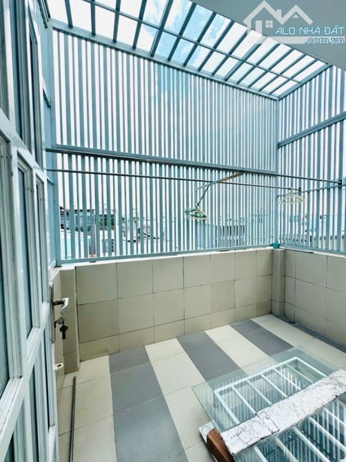 CÁCH MẶT TIỀN 50m - NHÀ 5 TẦNG TẠI ĐOÀN VĂN BƠ F10 Q4 - HẺM TRƯỚC NHÀ 4m THÔNG THOÁNG - 10