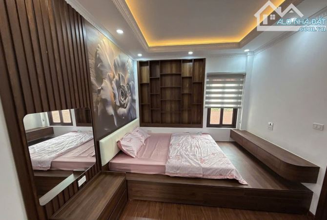 Sieu Vip Phố Cầu Giấy, ô tô đỗ cổng, nhà ngõ riêng ,giá nhỉnh 9 tỷ - 11