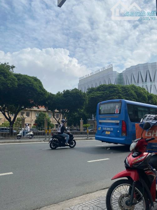 Bán Đất tặng Biệt Thự 5 Lầu Y Hình - Hoàng Văen Thụ 12x25m, chỉ 5x tỷ - 11