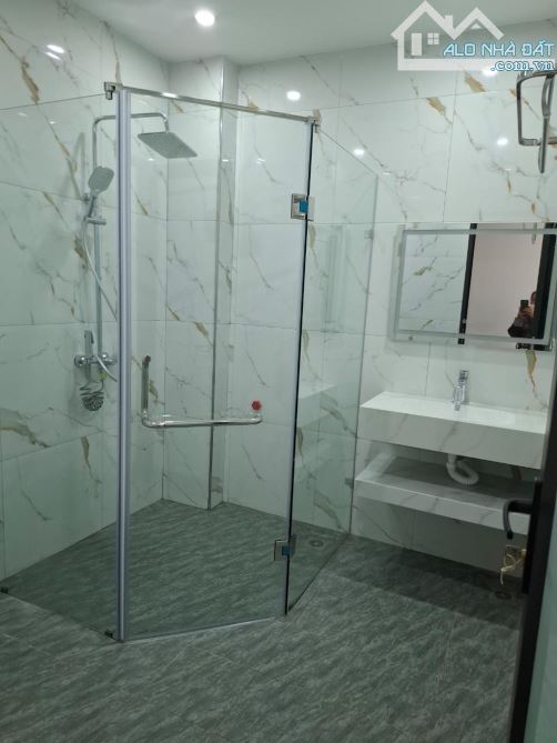 NGÕ THÔNG -  Ô TÔ - MỚI KOONG- THANG MÁY  Ở CỰC SƯỚNG . - 11