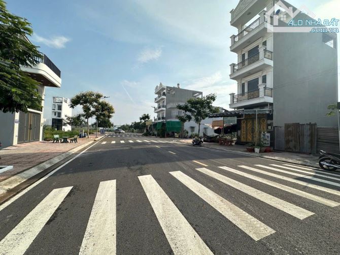 BÁN LÔ GÓC 120M2 (6X20) HAI MẶT TIỀN NGAY TRUNG TÂM THÀNH PHỐ THỦ ĐỨC - CHỈ 33TR/M2 - SHR - 1