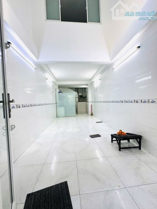 CÁCH MẶT TIỀN 50m - NHÀ 5 TẦNG TẠI ĐOÀN VĂN BƠ F10 Q4 - HẺM TRƯỚC NHÀ 4m THÔNG THOÁNG - 1