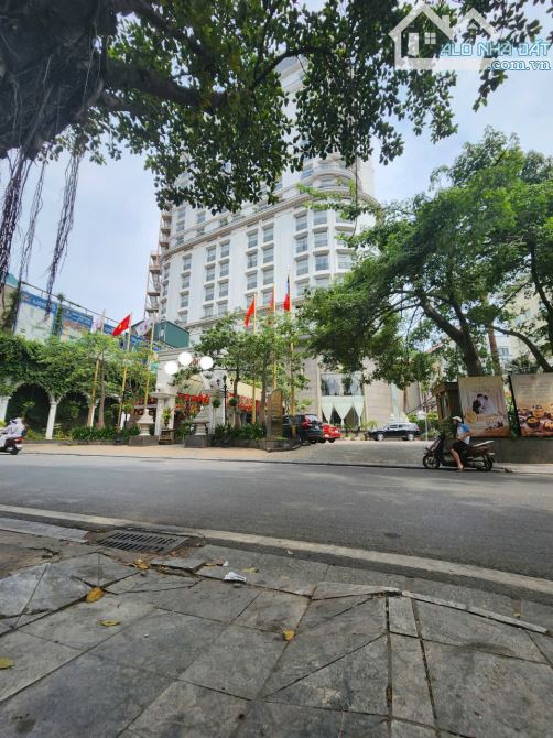 Bán tòa khách sạn 3 sao phố Vip Cầu Giấy, 430m2 tổng 70  phòng doanh thu khủng - 1