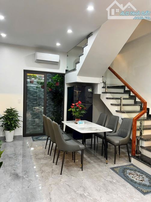 Xuất hiện căn Nhà 3 tầng xây độc lập, mặt tiền tân cổ điển, oto đỗ cửa ngày đêm - 1