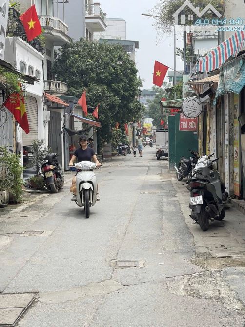 Bán đất tặng nhà Phú Thượng, ngõ thông, ô tô đỗ cửa, mặt tiền rộng, dân trí cao, sổ sẵn - 1