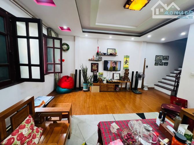 Chưa đến 10 tỷ sở hữu ngay căn nhà 40m2, trung tâm Cầu Giấy - chủ tặng full nội thất. - 1