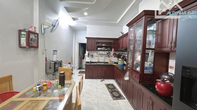 Gấp bán nhà Thủ Đức, 4 tầng, dt 100m2, giá 11 tỷ, gần Đặng Văn Bi. - 1