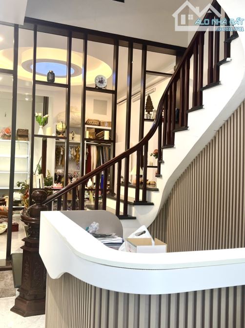 Bán nhà mặt đường Nguyễn Đình Chính 5 tầng dt 67.2m2 giá 7.x tỷ - 1
