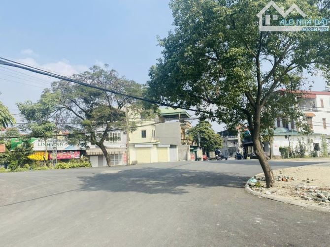 LÔ GÓC HOA HẬU, Đẹp nhất Cổ Bi, 109M – 20M Tiền – Chỉ 15 tỷ, Vỉa hè Rộng, 3 ô tô tránh - 1