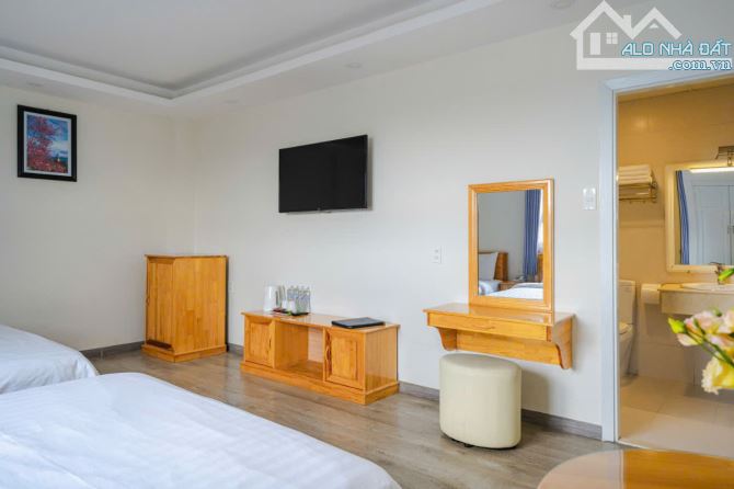 Cần bán khách sạn mặt tiền  trung tâm tp Đà Lạt.  - Diện tích: 179,77m². Ngang 9m; dài19.6 - 17