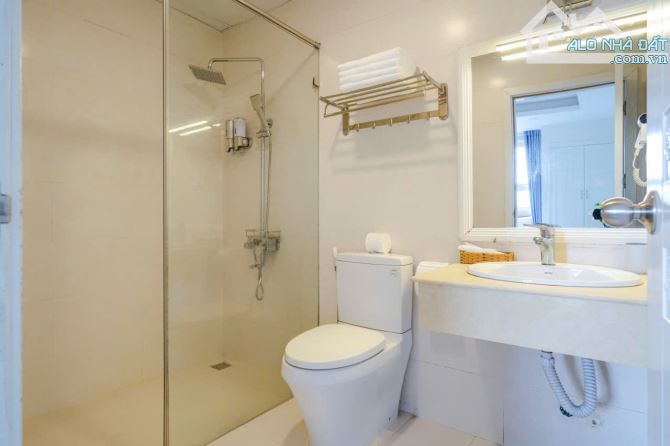 Cần bán khách sạn mặt tiền  trung tâm tp Đà Lạt.  - Diện tích: 179,77m². Ngang 9m; dài19.6 - 20