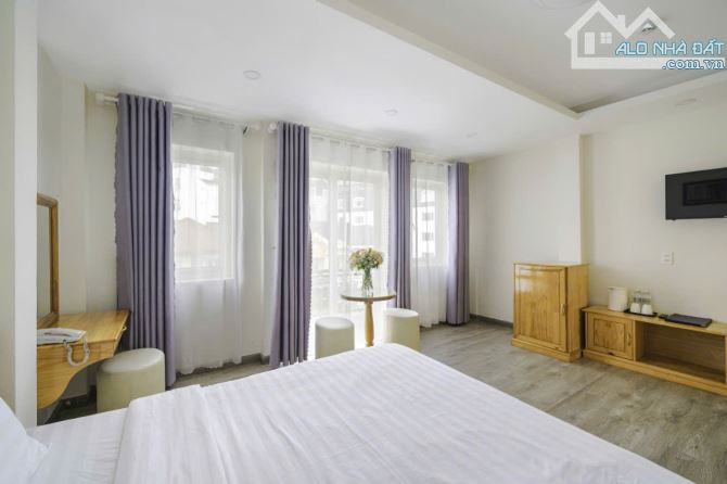 Cần bán khách sạn mặt tiền  trung tâm tp Đà Lạt.  - Diện tích: 179,77m². Ngang 9m; dài19.6 - 21