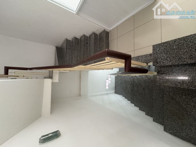 Nhà 4 tầng 1 tum trung tâm Nha Trang chỉ 3,850 tỷ - 2