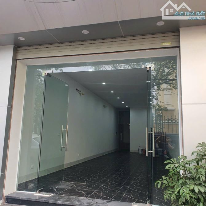 Cho thuê nhà Hồ Tùng Mậu, Cầu Giấy. DT 70m2, 5 tầng, thông sàn, thang máy. Giá 40 tr(thg) - 2