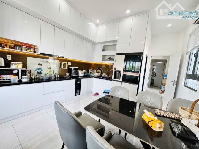 BÁN NHÀ MẶT TIỀN Tân Chánh Hiệp - full Nội thất cao cấp - Quận 12.  ♦️70m2 - ngang gần 5m - 2