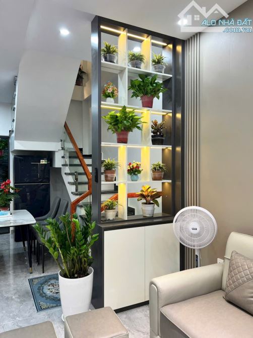 Xuất hiện căn Nhà 3 tầng xây độc lập, mặt tiền tân cổ điển, oto đỗ cửa ngày đêm - 2