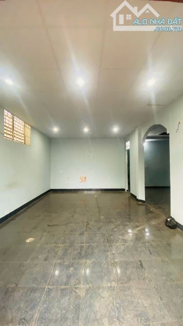 GẤP!! Mặt Tiền Y Nuê 9,7x23m tc 100% giá 7tỷ600 có nhà cho thuê - 2