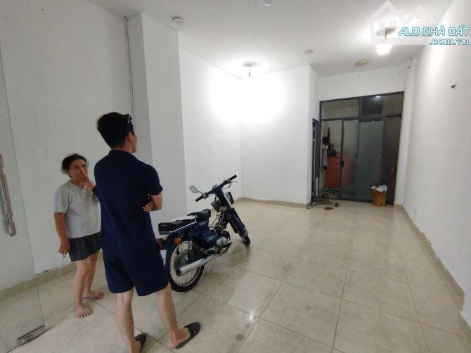 Cho thuê mặt bằng hoặc nguyên căn đường Cách mạng tháng Tám - 2