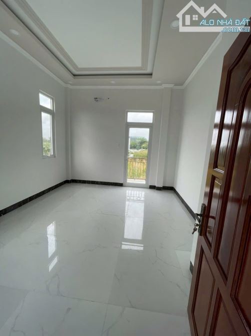 - Bán căn biệt thự ECOPARK số 10. Cần Thơ Diện tích : 10 x 20 = 204m2 thổ cư hoàn công. - - 2