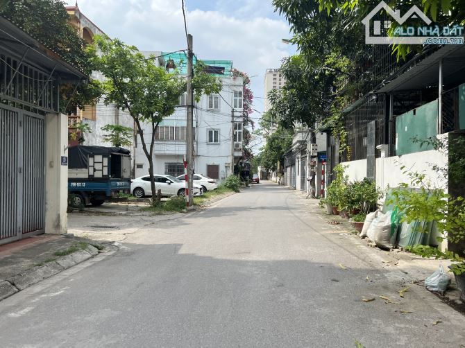 Chính chủ cần tiền bán gấp lô đất đẹp 2 mặt đường trước sau trong khu phân lô tổ 8 - 2