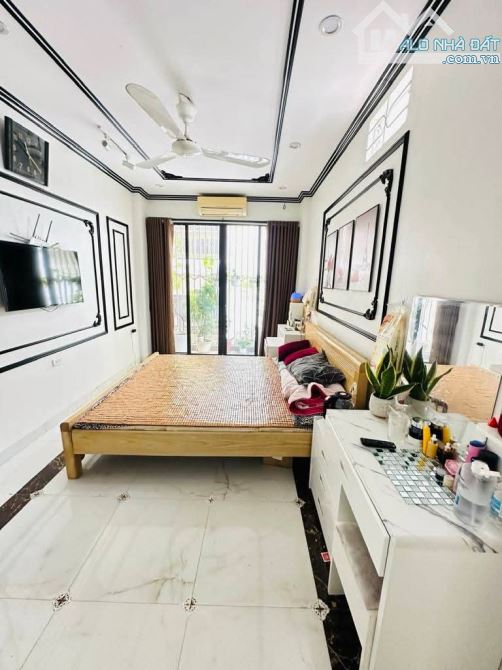 Bán nhà Cổ Nhuế, 38m2 nhỉnh 6 tỷ, dân xây, ngõ thông, gần ô tô, full nội thất xịn sò - 2