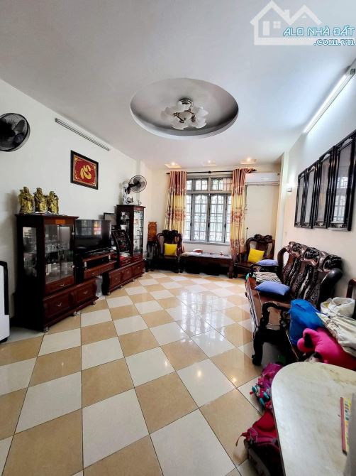 Bán nhà Lô góc ngõ 196 Cầu Giấy. DT 65m, 4 Tầng, MT 4.5m, gần phố. Giá 14.6 Tỷ - 2