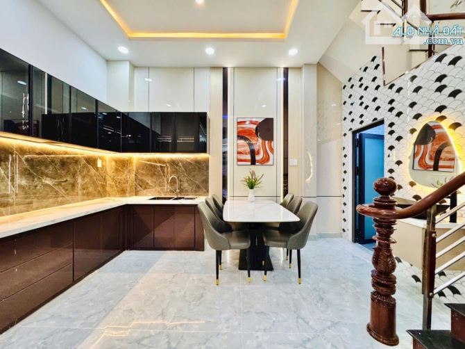 Căn nhà đẹp 61.5m2 ngay Dương Quảng Hàm, Gò Vấp. Giá: 3 Tỷ 090, có SHR, hẻm ô tô 5m - 2