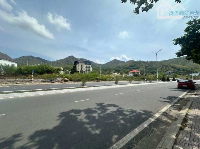 Bán lô đất biệt thự mặt tiền Phạm Văn Đồng, Bắc Nha Trang, giá 74triệu/m2. - 3