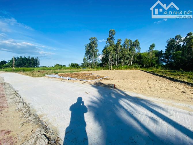Đất đẹp sạch sẽ - 450m2 ngang 15m - Sát sông mát mẻ - Đã tách 3 lô - 7xx - 3