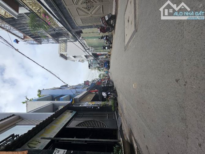 Gấp BÁN NHÀ BÌNH TÂN gần Tân Phú, 3 tầng,2MT, DT 4x28m, chỉ nhỉnh 8 tỷ - 3