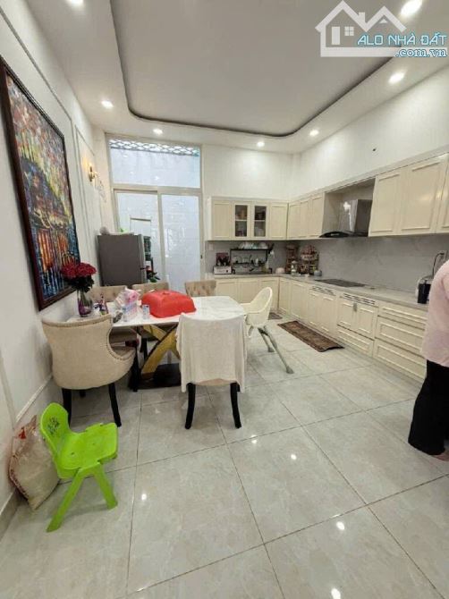 Nhà 4 tầng mặt tiền nhựa 8m, Gò ô môi, Quận 7. DT 80m2, gara ô tô. Nhỉnh 11 tỷ - 3