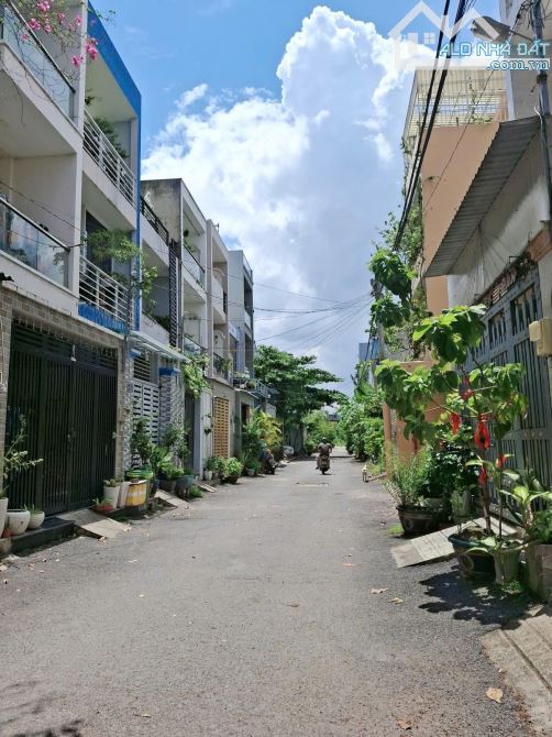 CHÍNH CHỦ GẤP BÁN NHÀ 3 TẦNG ĐẸP – GIÁ CHỈ NHỈNH 5 TỶ – PHÚ HỮU Q9 - 3