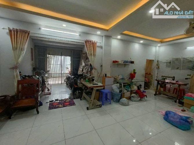 BÁN NHÀ ĐỒNG ĐEN - HẺM XE HƠI - TÂN BÌNH - 2 TẦNG - DT 96M2 - NGANG KHỦNG 7.3M - DÀI 17M - 3