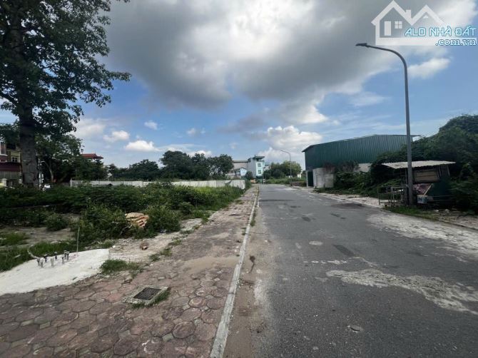 LÔ GÓC HOA HẬU, Đẹp nhất Cổ Bi, 109M – 20M Tiền – Chỉ 15 tỷ, Vỉa hè Rộng, 3 ô tô tránh - 3