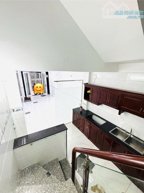 CÁCH MẶT TIỀN 50m - NHÀ 5 TẦNG TẠI ĐOÀN VĂN BƠ F10 Q4 - HẺM TRƯỚC NHÀ 4m THÔNG THOÁNG - 4