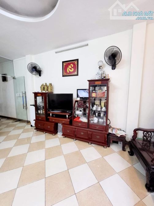 Bán nhà Lô góc ngõ 196 Cầu Giấy. DT 65m, 4 Tầng, MT 4.5m, gần phố. Giá 14.6 Tỷ - 4