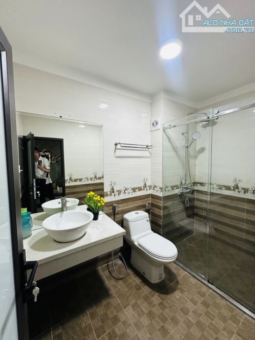 PHỐ NGUYÊN HỒNG-PHÂN LÔ-ĐẸP LỘNG LẪY-Ô TÔ VÀO NHÀ-FULL NỘI THẤT-40M2-6 TẦNG-18,6TỶ - 4