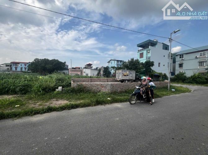 LÔ GÓC HOA HẬU, Đẹp nhất Cổ Bi, 109M – 20M Tiền – Chỉ 15 tỷ, Vỉa hè Rộng, 3 ô tô tránh - 4