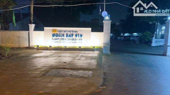 BIỆT THỰ PHỐ VIP NGUYỄN SƠN 325M, 4T, MT10M, 3 Ô TÔ TRÁNH, DÂN TRÍ CAO, AN SINH TUYỆT VỜI. - 4