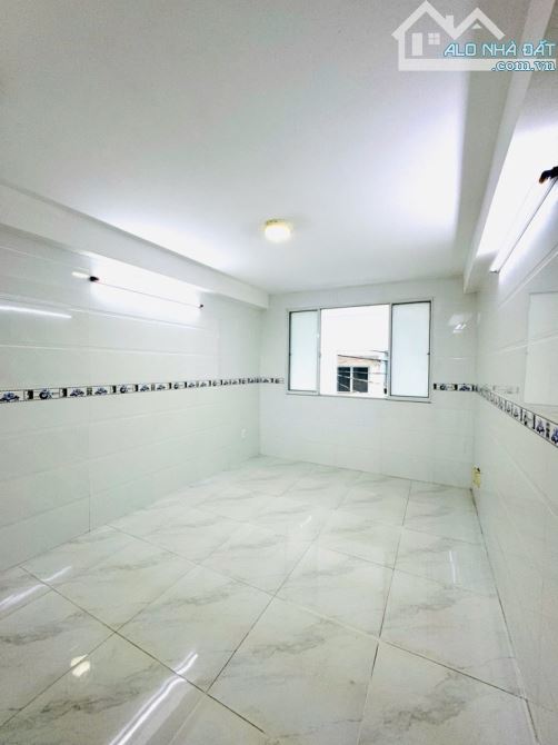 CÁCH MẶT TIỀN 50m - NHÀ 5 TẦNG TẠI ĐOÀN VĂN BƠ F10 Q4 - HẺM TRƯỚC NHÀ 4m THÔNG THOÁNG - 5
