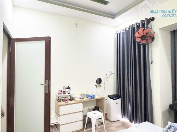 TỈNH LỘ 10, 4x15, 4TẦNG,HXH THÔNG, OTO ĐỖ CỬA, NGAY KHU TÊN LỬA, GẦN AEON, CHỈ 5.X TỶ - 5
