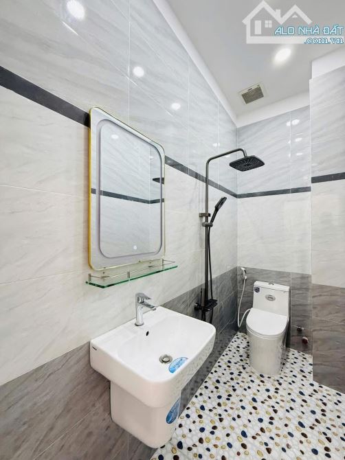Căn nhà đẹp 61.5m2 ngay Dương Quảng Hàm, Gò Vấp. Giá: 3 Tỷ 090, có SHR, hẻm ô tô 5m - 5