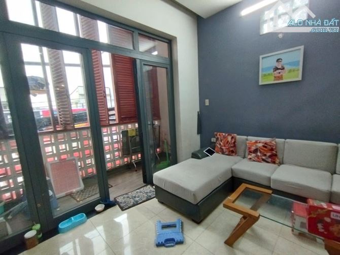 Cho thuê mặt bằng hoặc nguyên căn đường Cách mạng tháng Tám - 6