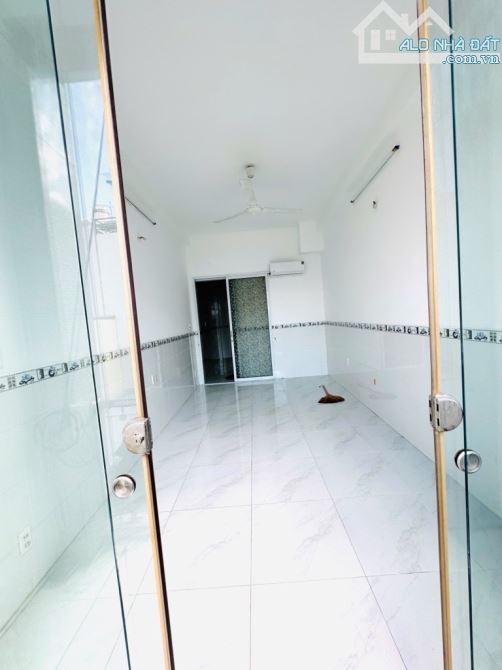 CÁCH MẶT TIỀN 50m - NHÀ 5 TẦNG TẠI ĐOÀN VĂN BƠ F10 Q4 - HẺM TRƯỚC NHÀ 4m THÔNG THOÁNG - 7