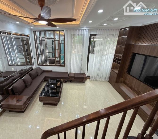 Sieu Vip Phố Cầu Giấy, ô tô đỗ cổng, nhà ngõ riêng ,giá nhỉnh 9 tỷ - 7