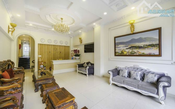 Cần bán khách sạn mặt tiền  trung tâm tp Đà Lạt.  - Diện tích: 179,77m². Ngang 9m; dài19.6 - 7